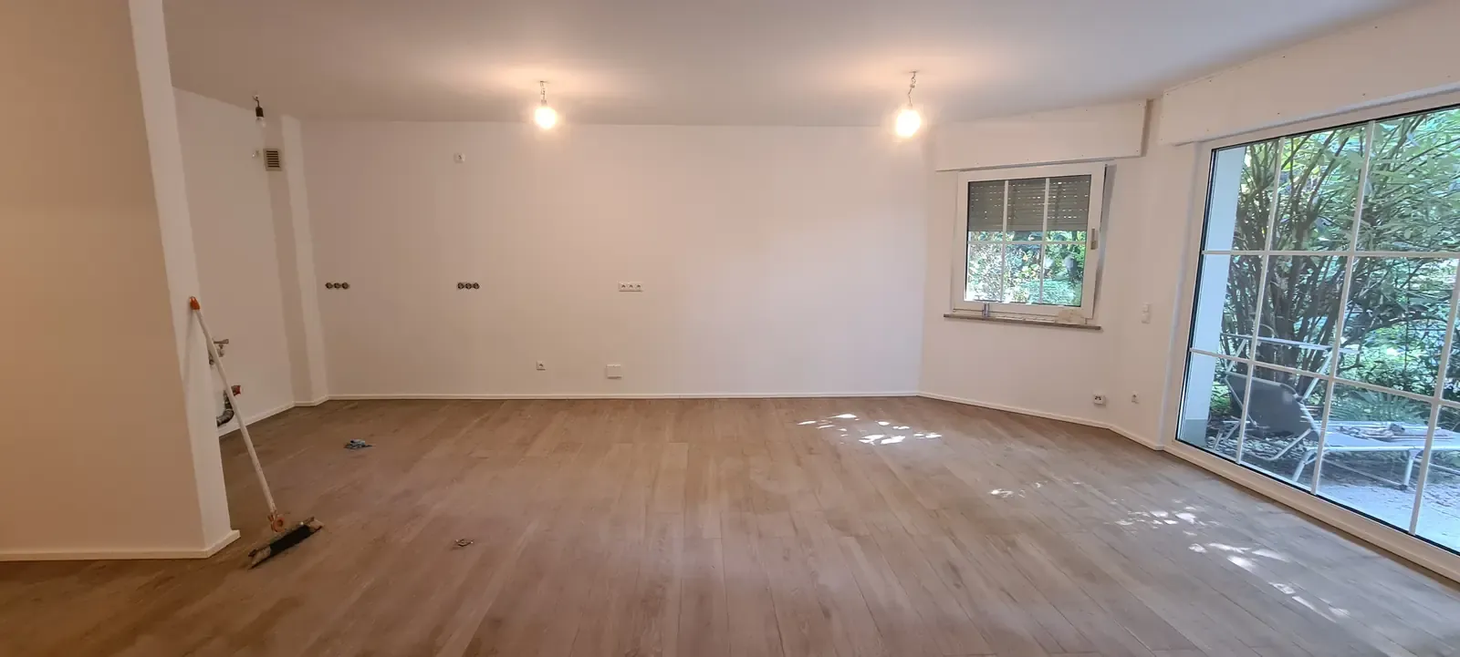 Verlegter Holzboden in einem hellen Raum – ES Bauvision