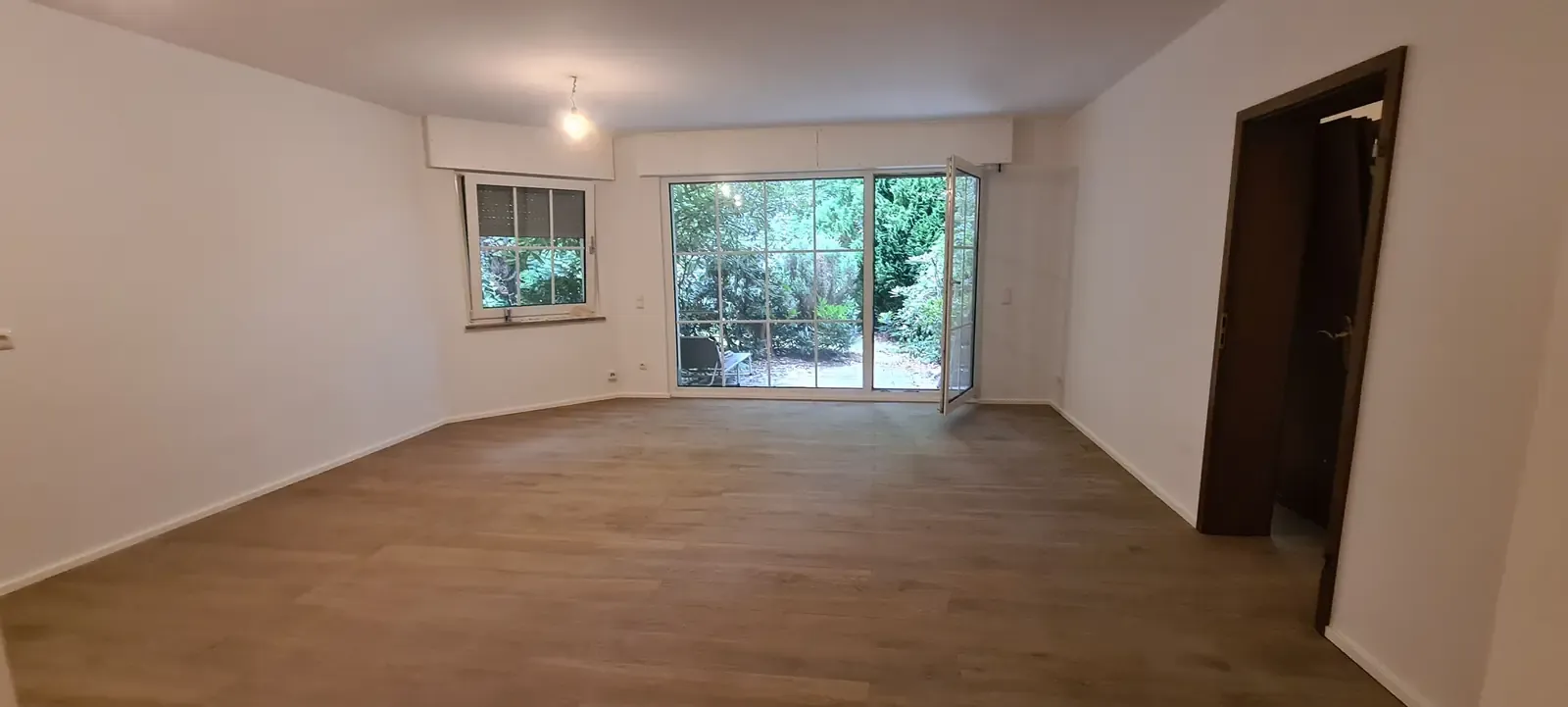 Renoviertes Wohnzimmer mit neuem Boden – ES Bauvision