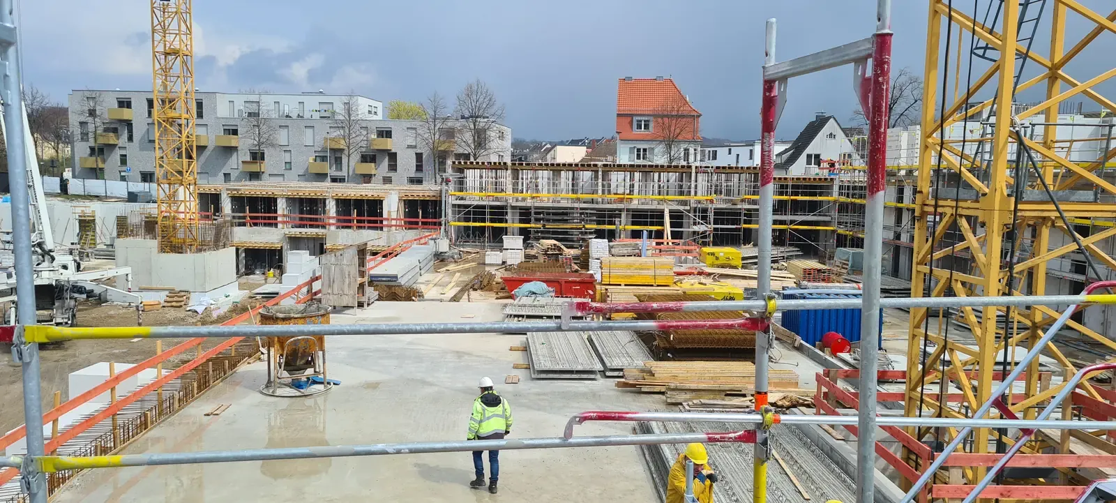 Geschossbau im Rohbau mit Kran – ES Bauvision