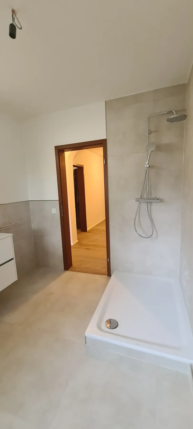 Badezimmer mit Waschplatz nach dem Innenausbau – ES Bauvision